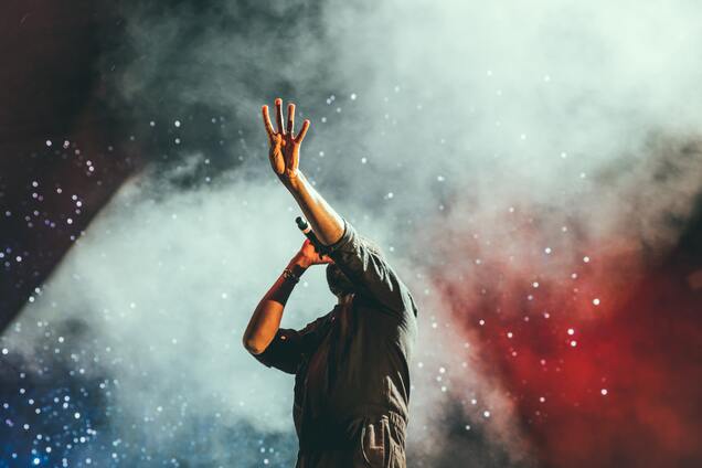 photographie d'un chanteur lors d'un concert