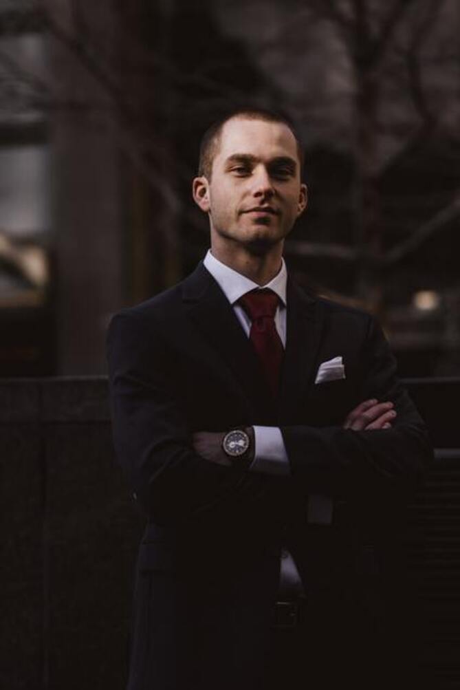 portrait d'un homme d'affaires en costume noir