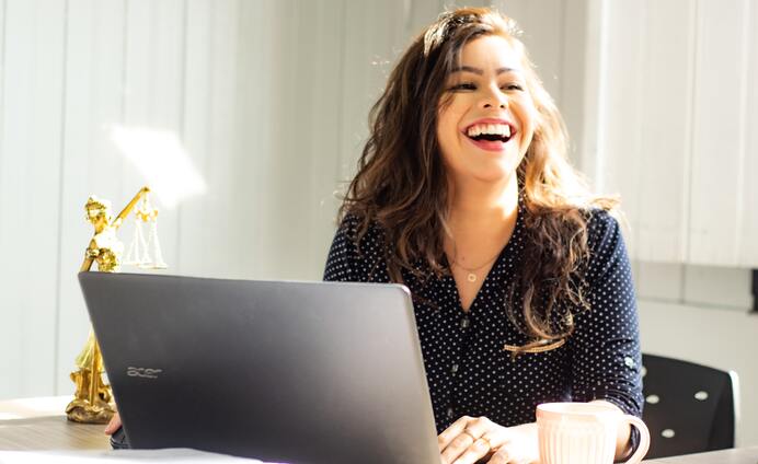 femme souriante devant un ordinateur