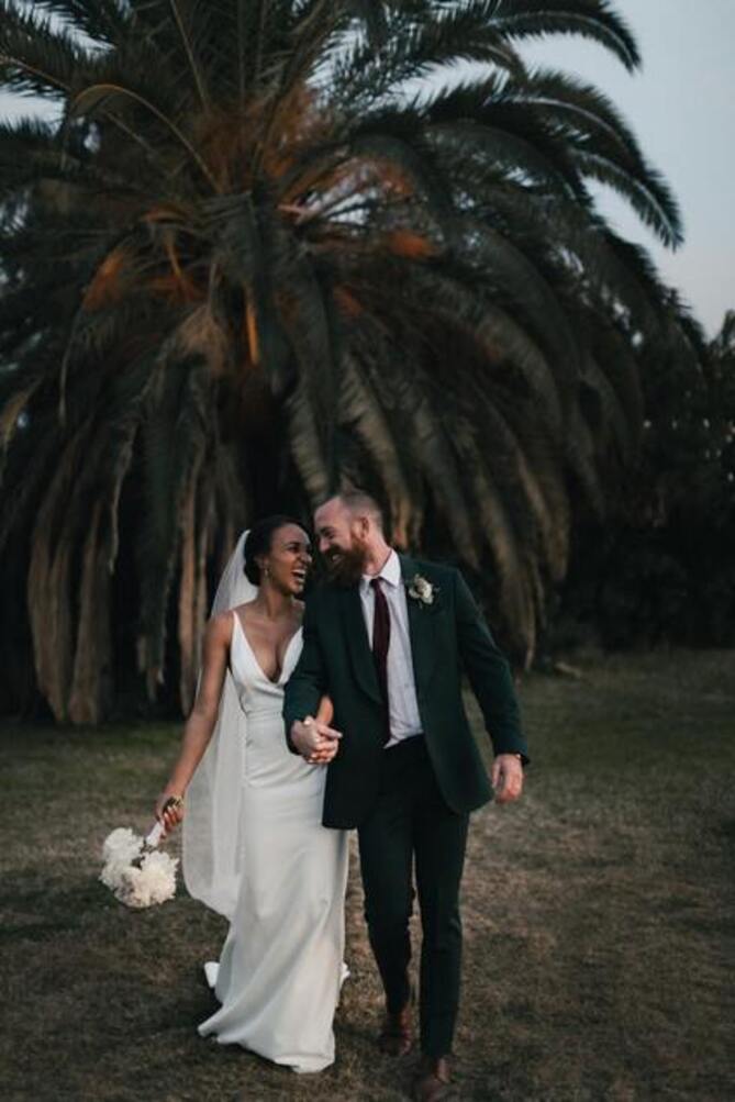 photographie d'un couple de mariés dans un parc