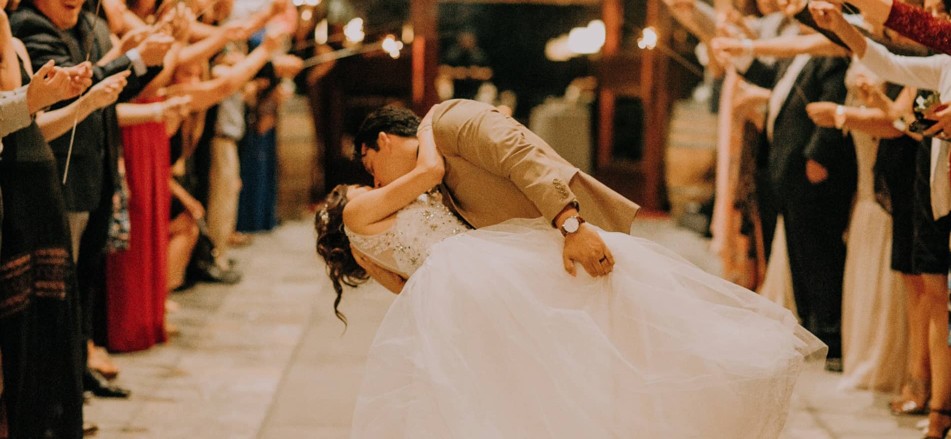 photographie d'un couple de mariés qui s'embrassent