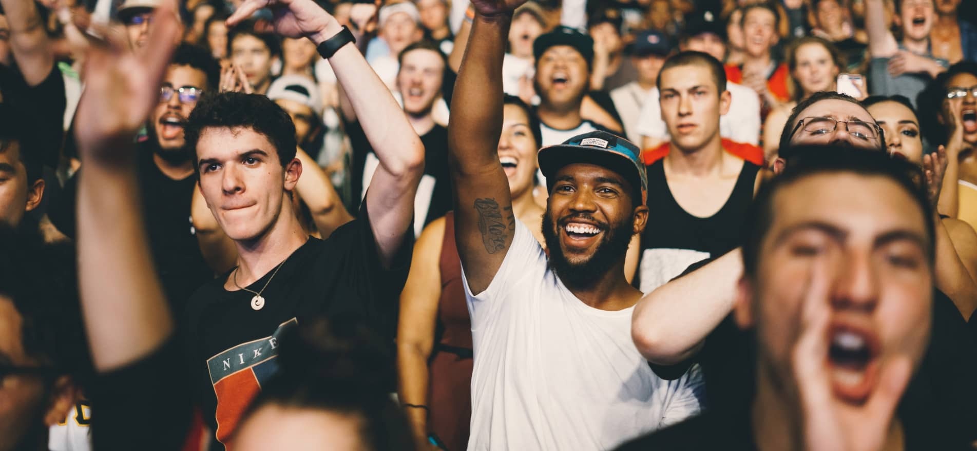 photographie d'une foule de jeunes à un concert